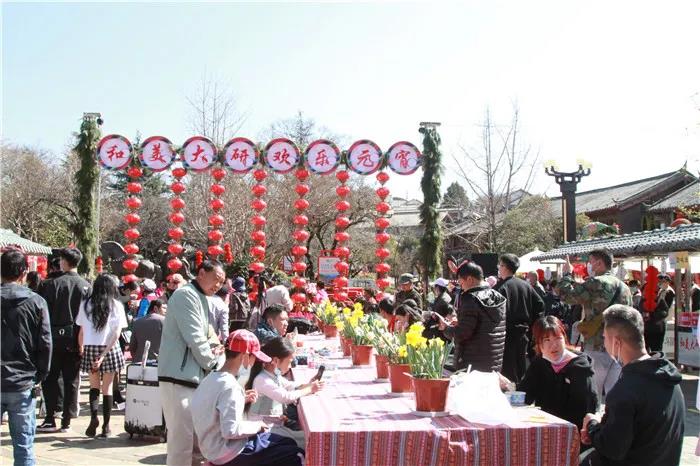 看花燈、品美食 …… 麗江大研古城歡樂(lè)鬧元宵